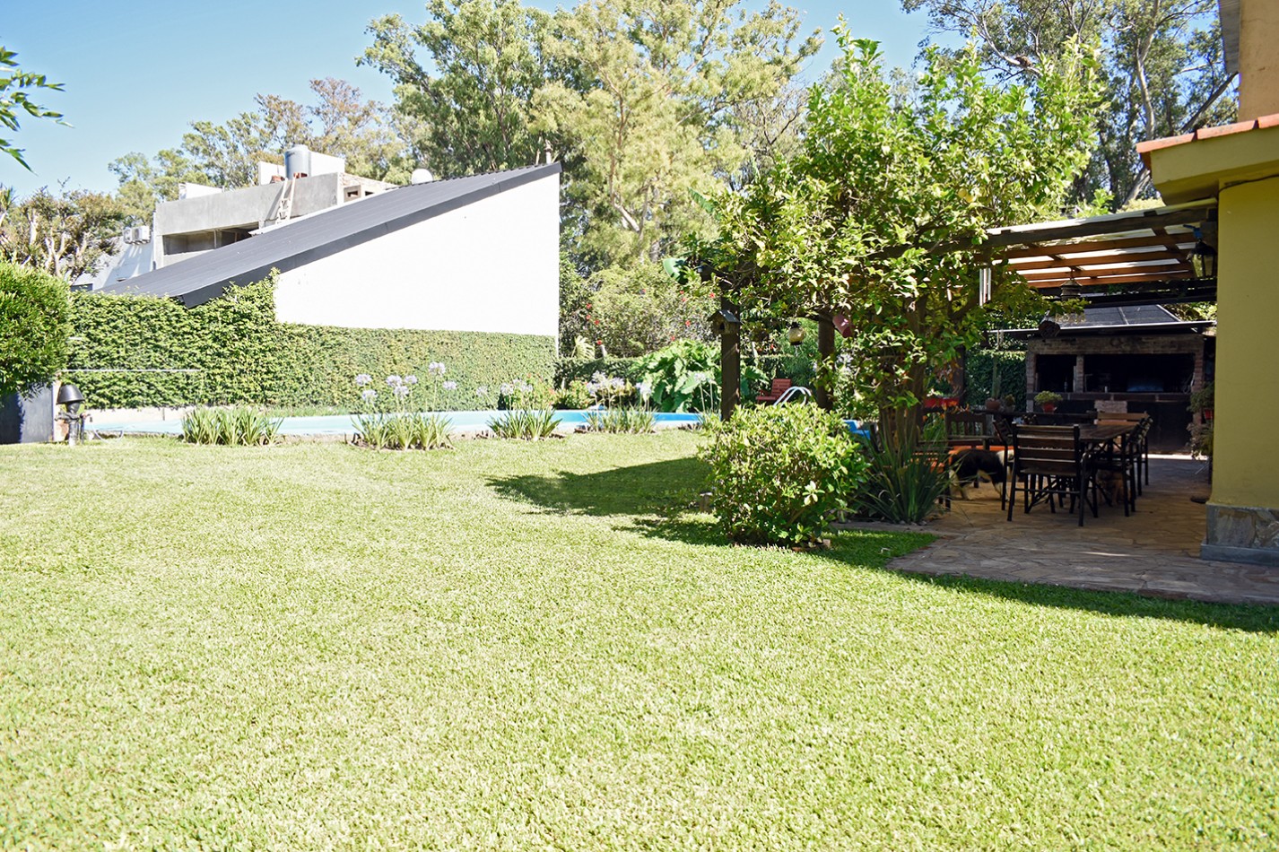 chalet pintorezco con excelente jardin zona Rio Baigorria