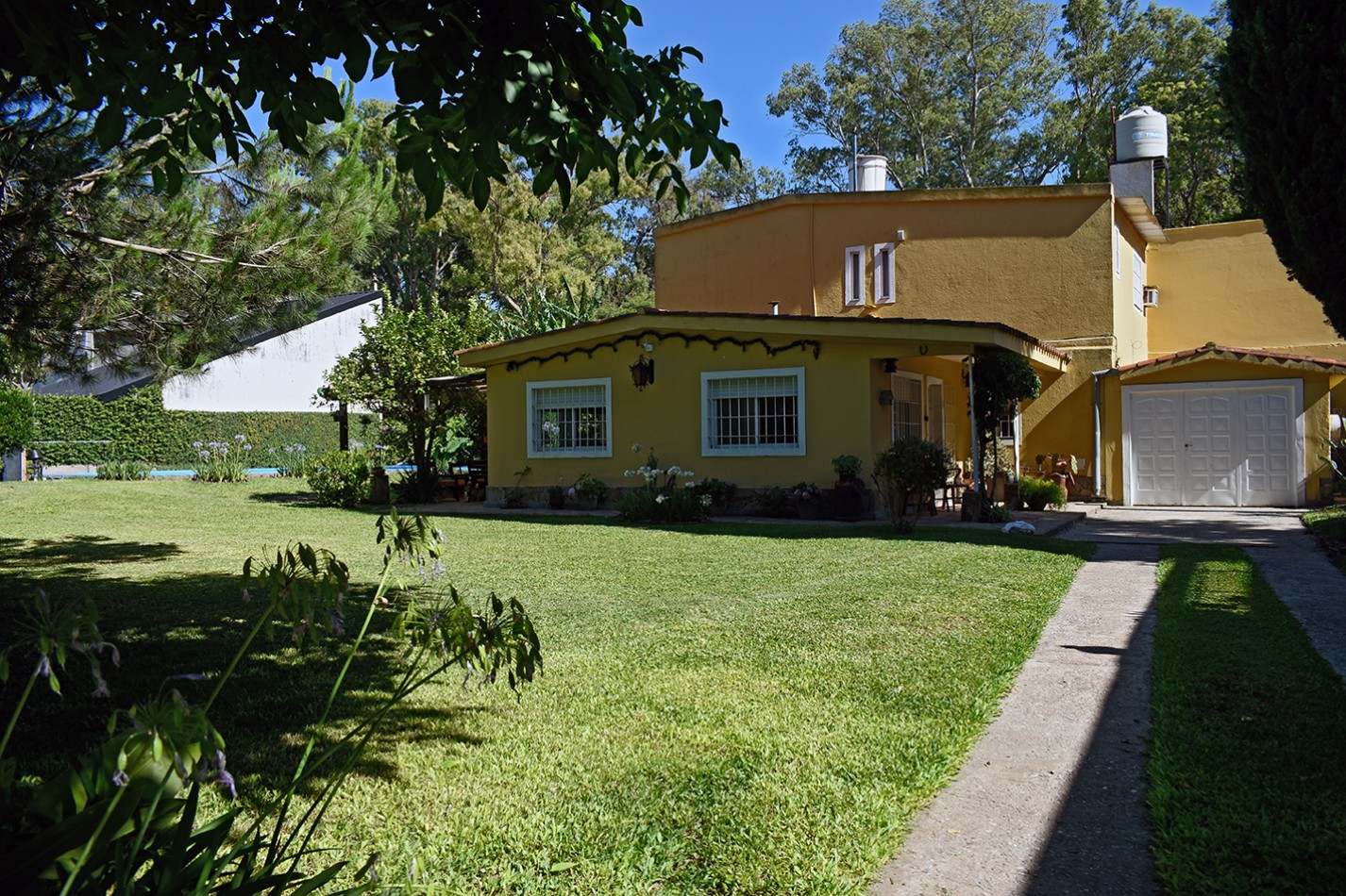 chalet pintorezco con excelente jardin zona Rio Baigorria