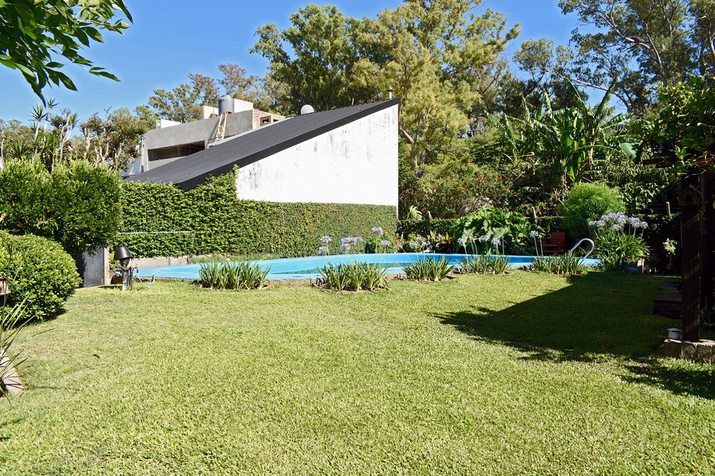 chalet pintorezco con excelente jardin zona Rio Baigorria