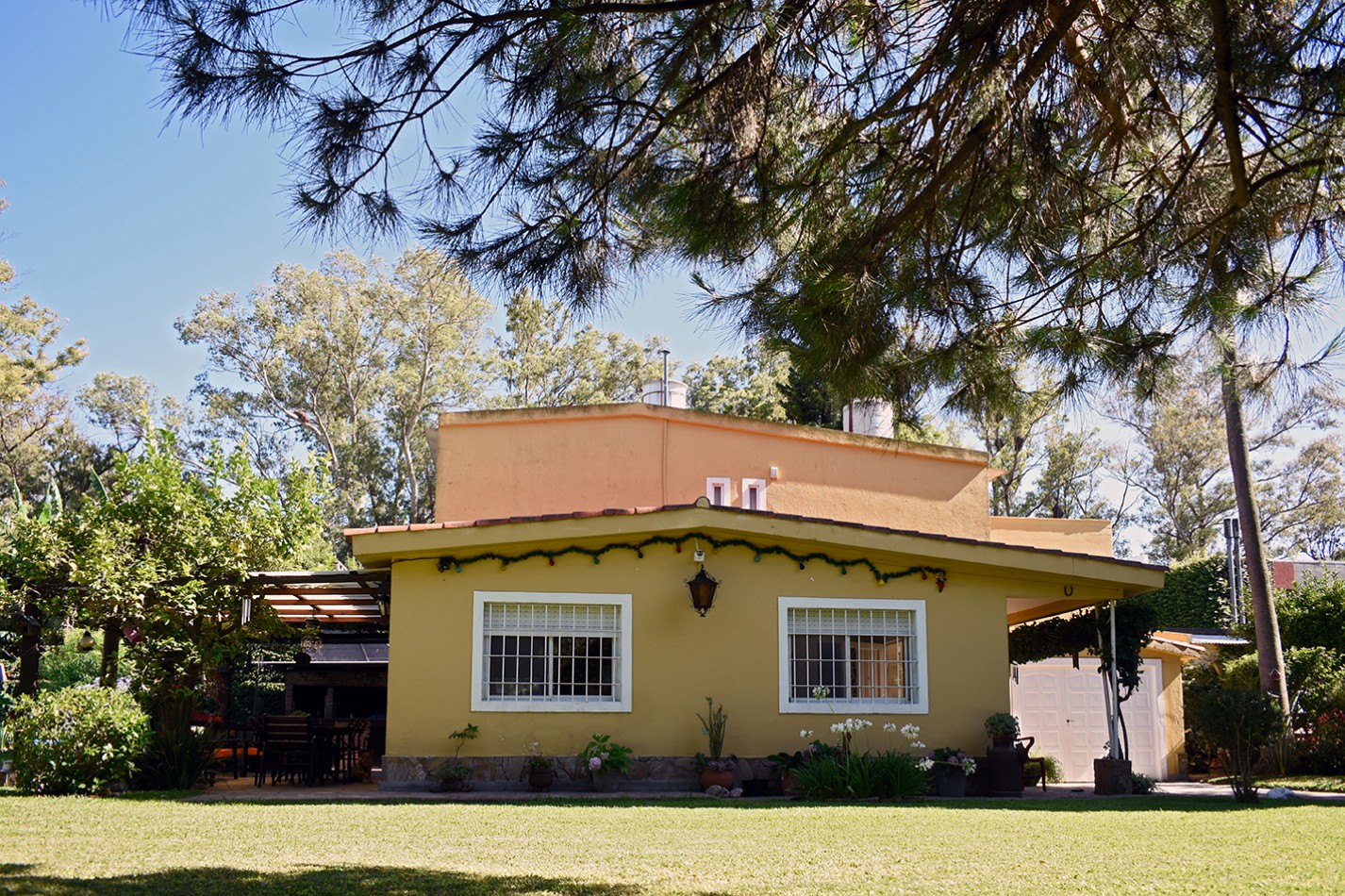 chalet pintorezco con excelente jardin zona Rio Baigorria