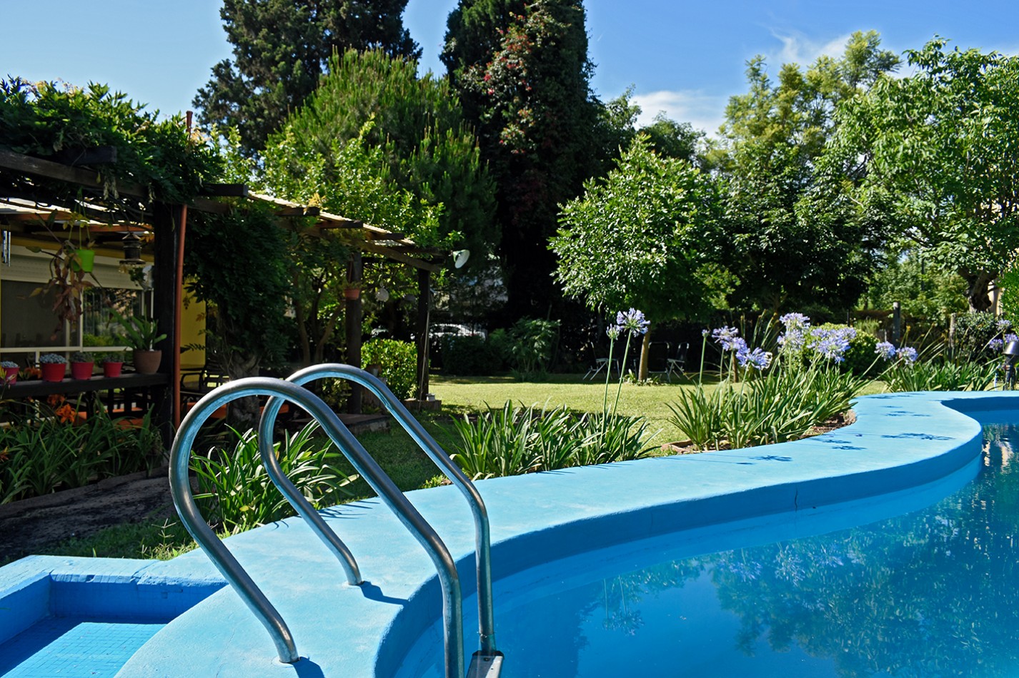 chalet pintorezco con excelente jardin zona Rio Baigorria