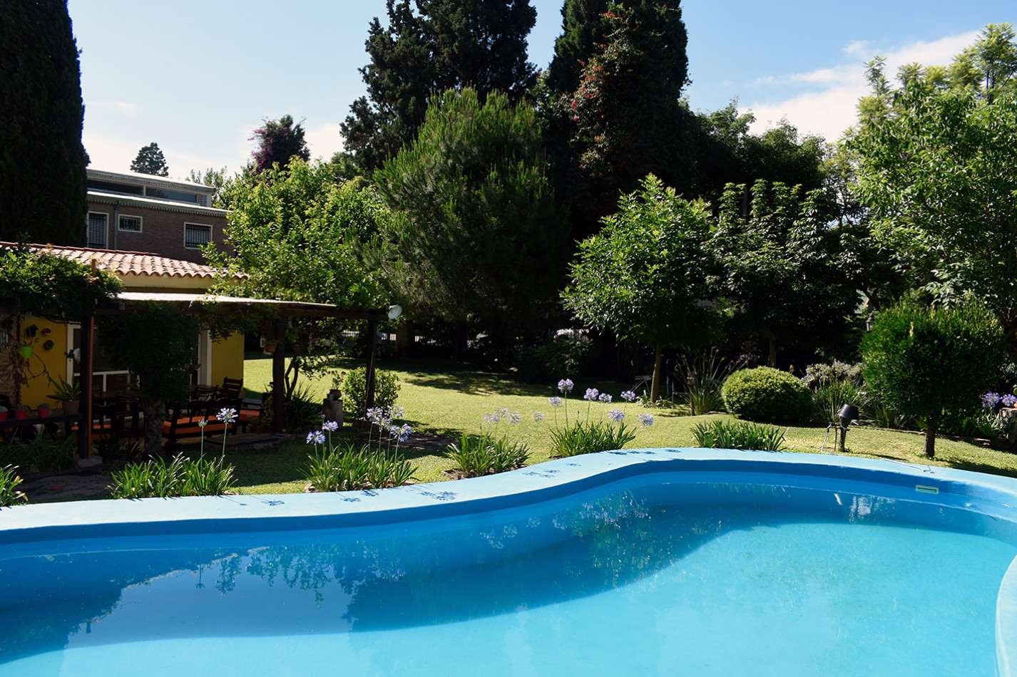 chalet pintorezco con excelente jardin zona Rio Baigorria