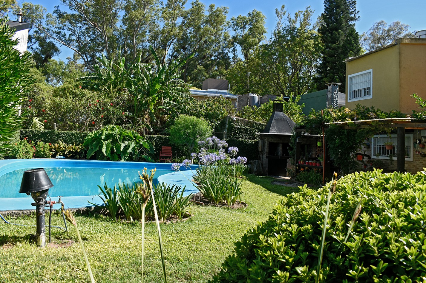 chalet pintorezco con excelente jardin zona Rio Baigorria