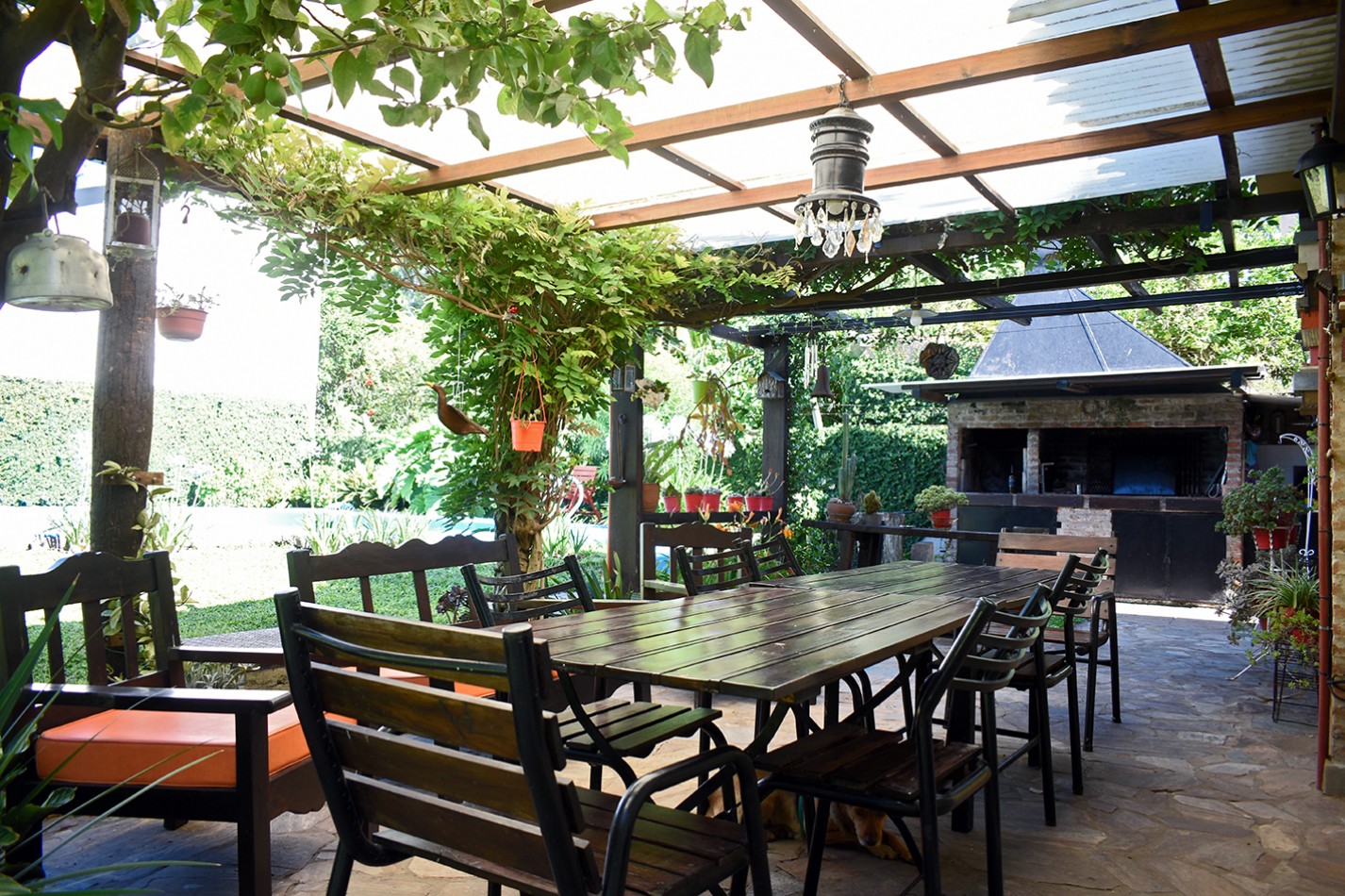 chalet pintorezco con excelente jardin zona Rio Baigorria