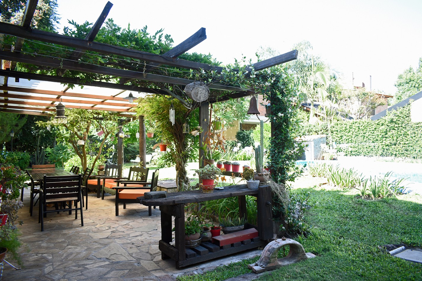 chalet pintorezco con excelente jardin zona Rio Baigorria