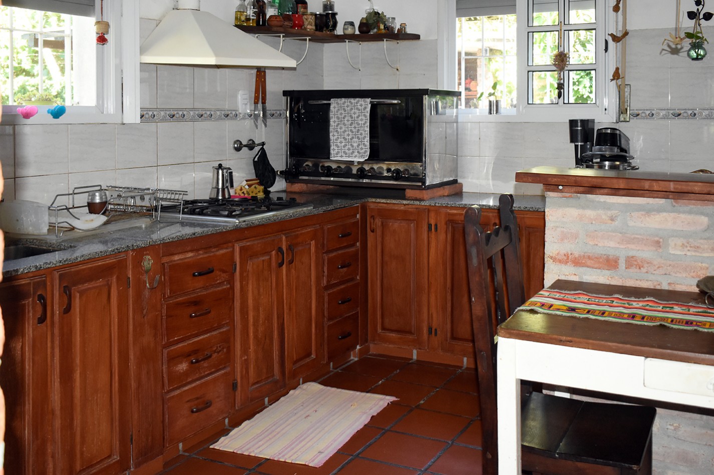 chalet pintorezco con excelente jardin zona Rio Baigorria