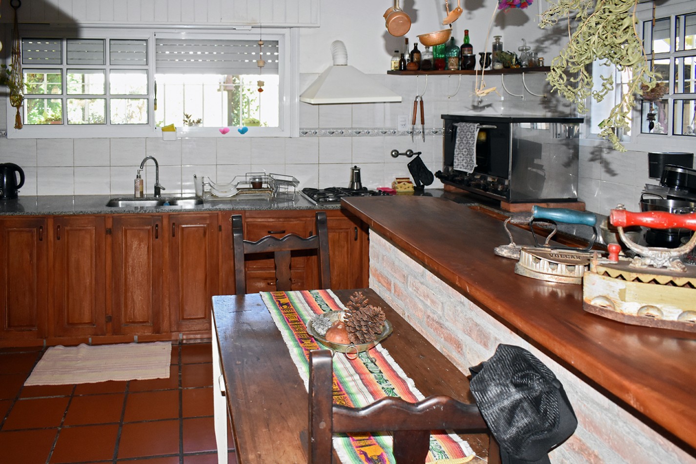 chalet pintorezco con excelente jardin zona Rio Baigorria