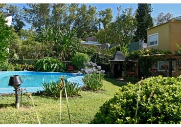 chalet pintorezco con excelente jardin zona Rio Baigorria 
